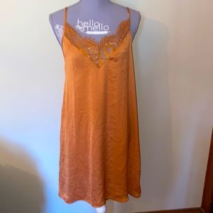 ⚡️NWOT Wishlist Orange/Rust satin chemise⚡️